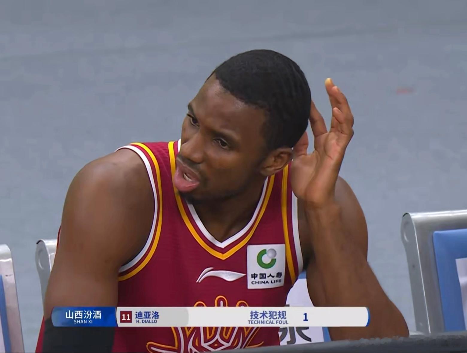 第二节迪亚洛刚打没多久就4犯，直接被换下歇着了。没想到他一下场，山西反而不瞎打了