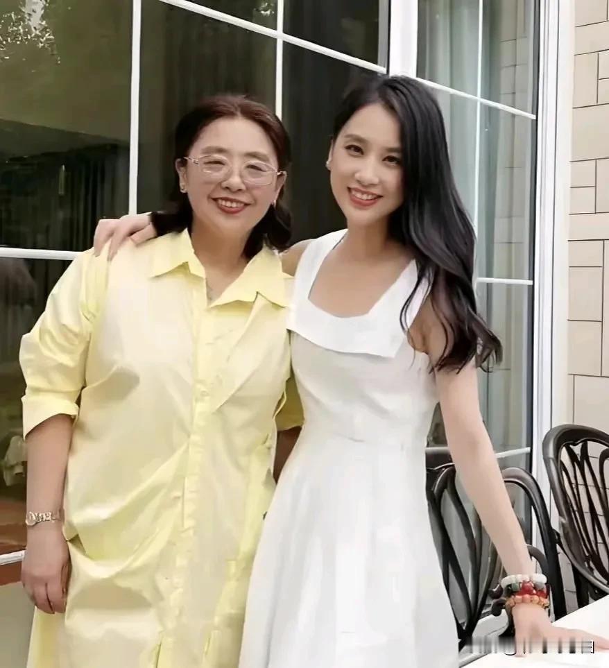 我之前看黄圣依一直说她妈这不好那不好的，还以为她妈是什么控制狂呢。

可是看完节