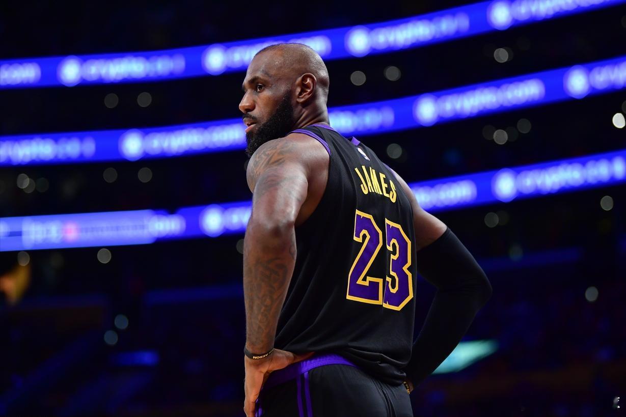 一张20多年前的球票，拍了2.4万美元，可以看出詹皇的影响力以及在NBA的地位，