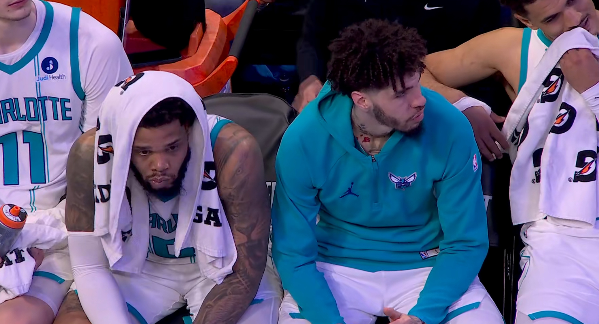 黄蜂的赛季结束了，几乎是被魔术的大体型碾压过去，毫无还手之力。好消息是，教练不错