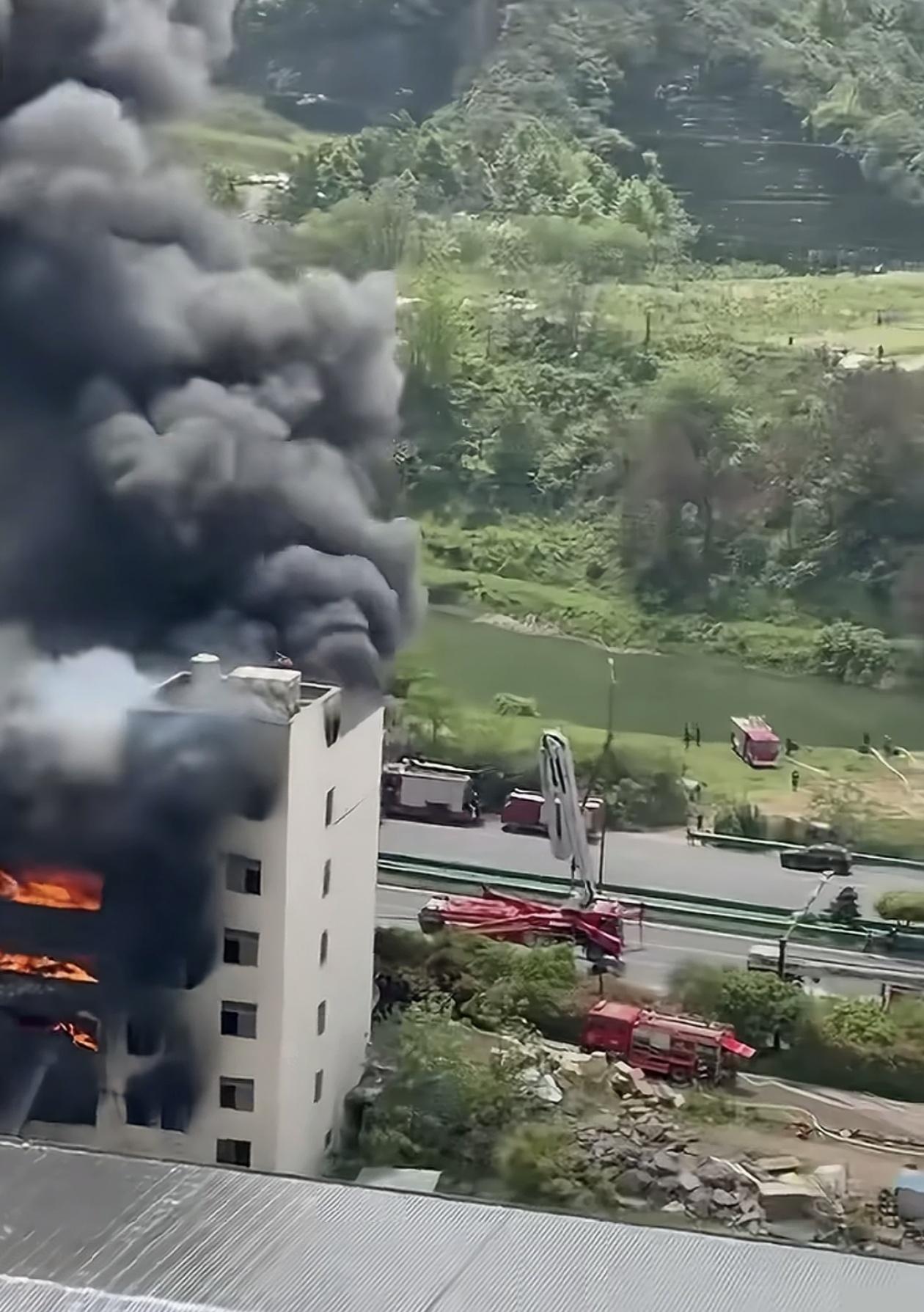 这个设想是否可行！
全国事业编制总数超过3000万，精简掉10万个低效岗位，每年