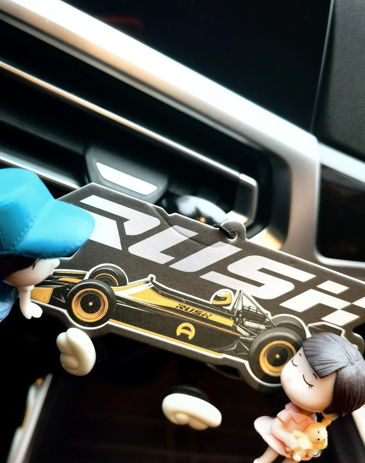 今天开车时候突然听到了两声啪啪响，我还以为是坐副驾的小美女打蚊子，我就问她了，刚