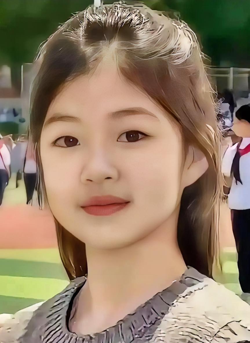 刚刚刷到章子怡的女儿醒醒已然，模样清秀灵动十分漂亮。眉眼神态酷似父亲汪峰，气质出