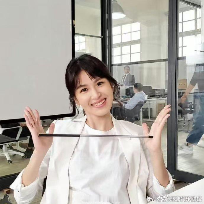 曾沛慈团全员安全浪姐直播恭喜队伍全员安全晋级，三公舞台上大家全力以赴展现魅力，最