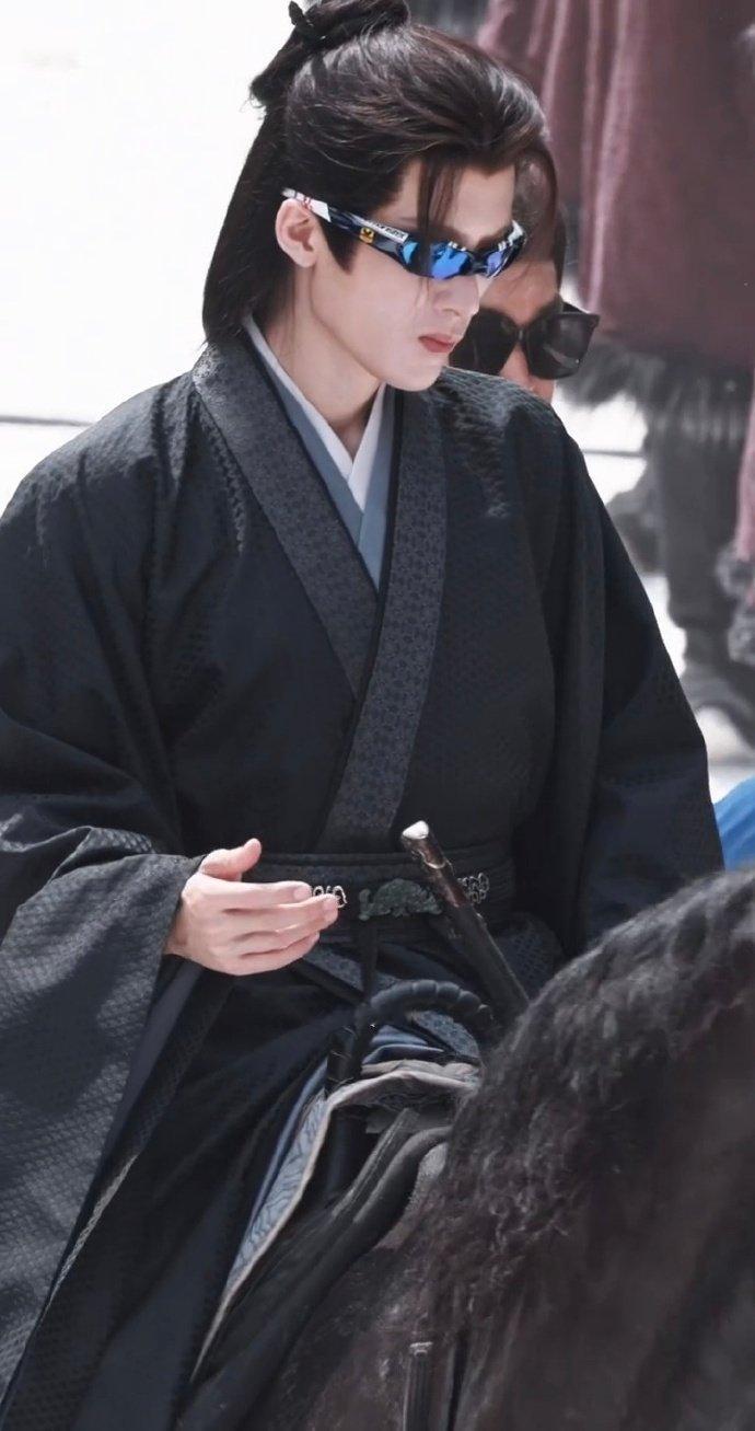 檀健次黑衣古装墨镜骑马路透 檀健次时尚的谢却山 檀健次时尚的谢却山，檀健次黑衣古
