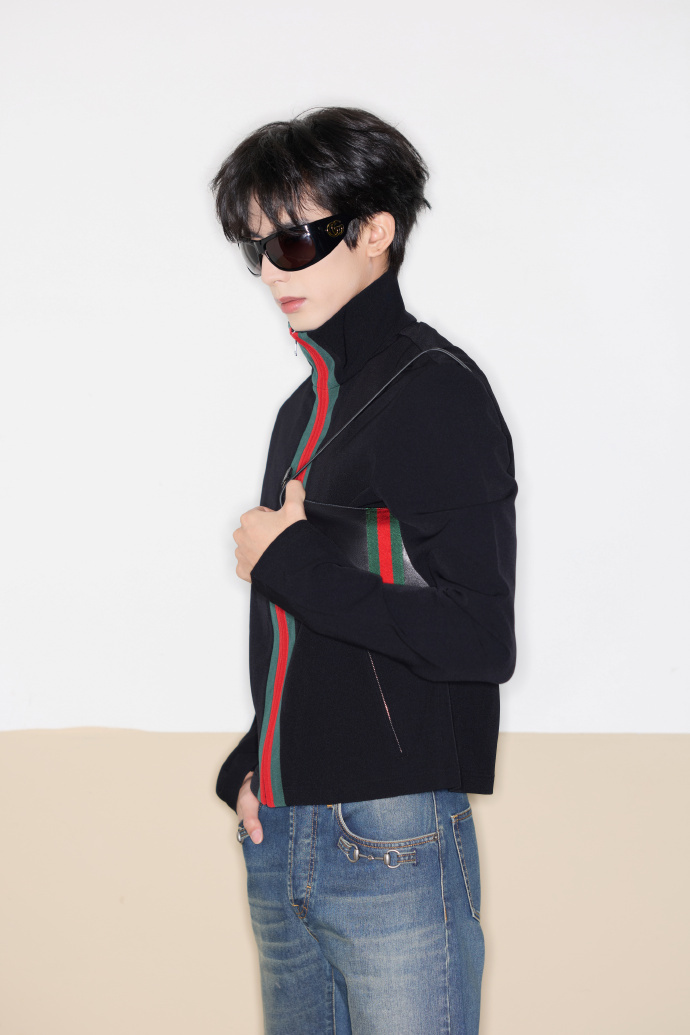 宋威龙出发图宋威龙墨镜一戴即刻出发 宋威龙出发图有，立领上衣搭配牛仔裤，宋威龙墨