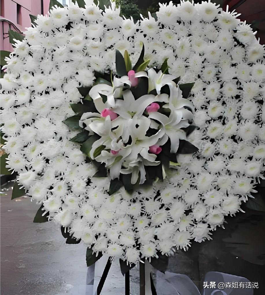 3月28日，这是苏州张雪峰送别仪式现场，一个网友的直播截图，这场面让我感慨，这一