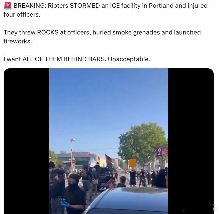 暴徒在波特兰冲击了一处移民与海关执法局(ICE)设施，造成四名警官受伤。他们向警