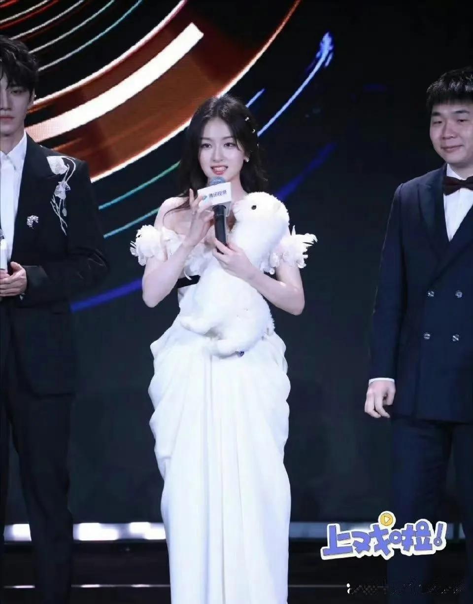 李兰迪的美貌被低估了，她真的很美。