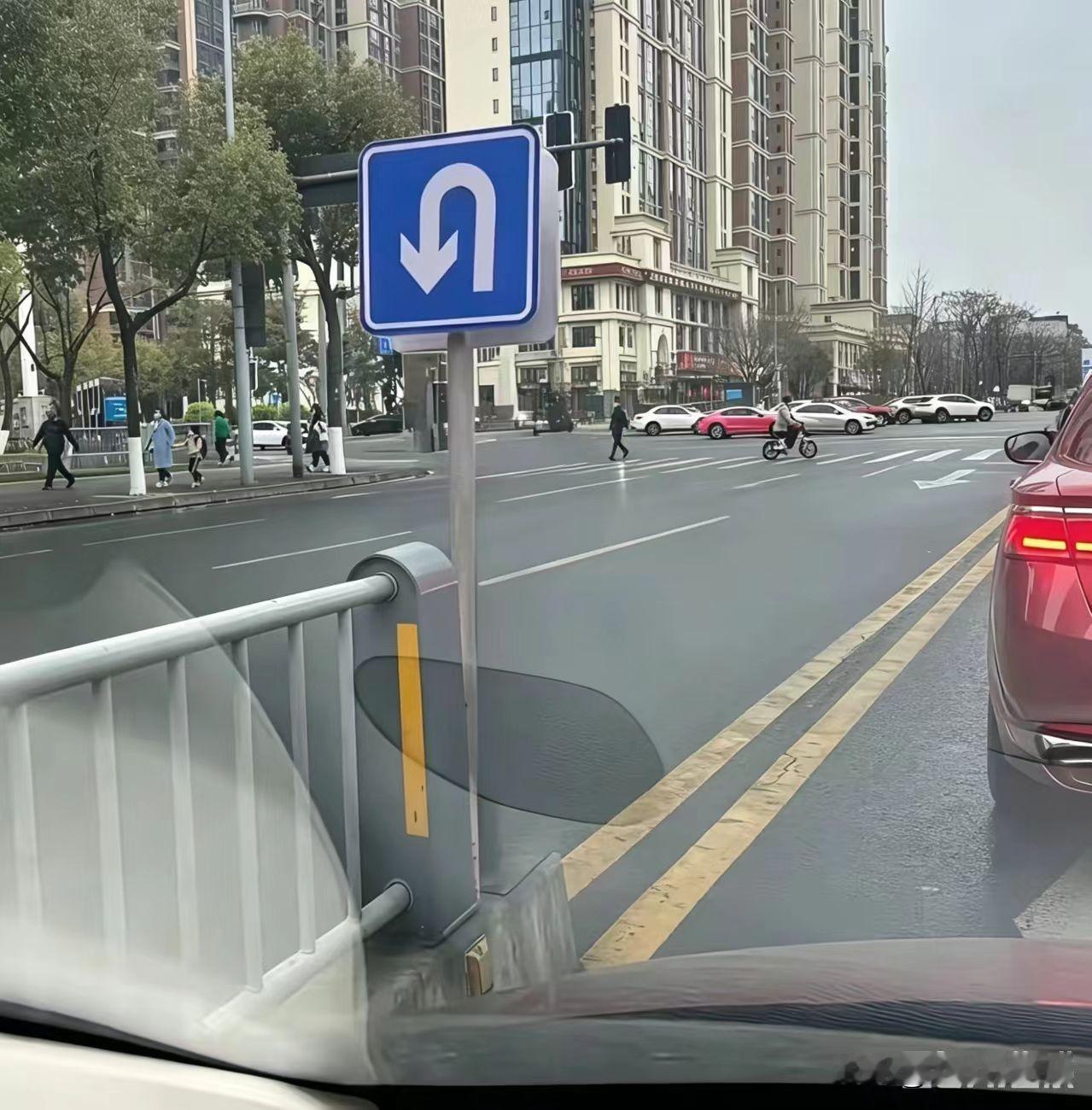 请问老司机们，我开了几十年的车，头一回遇到这种情况，明明是设置允许掉头标志的，但