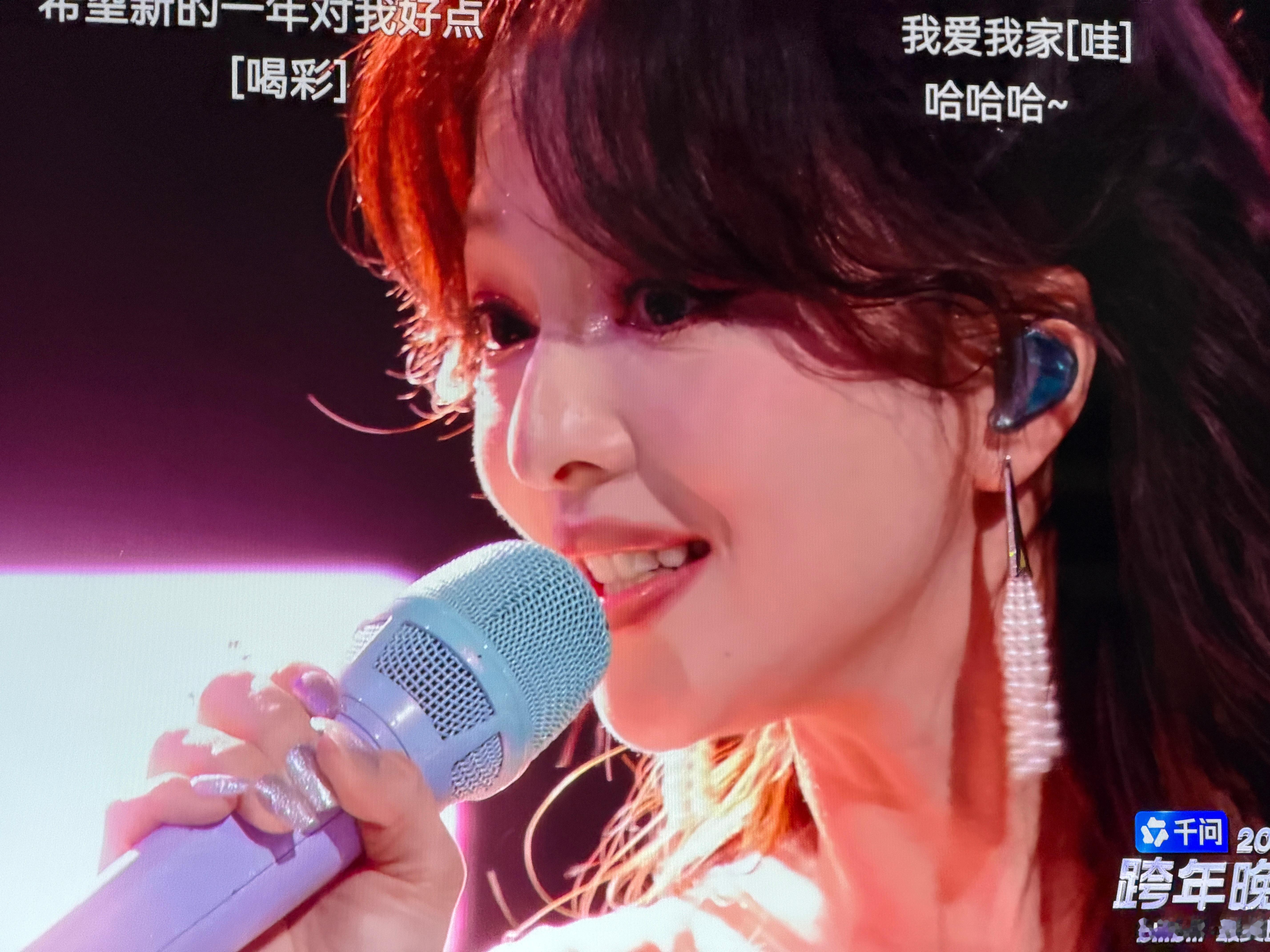 今天才注意到，张韶涵在「欧若拉」里唱的从来都是“Aurora”，不是“欧若拉”b