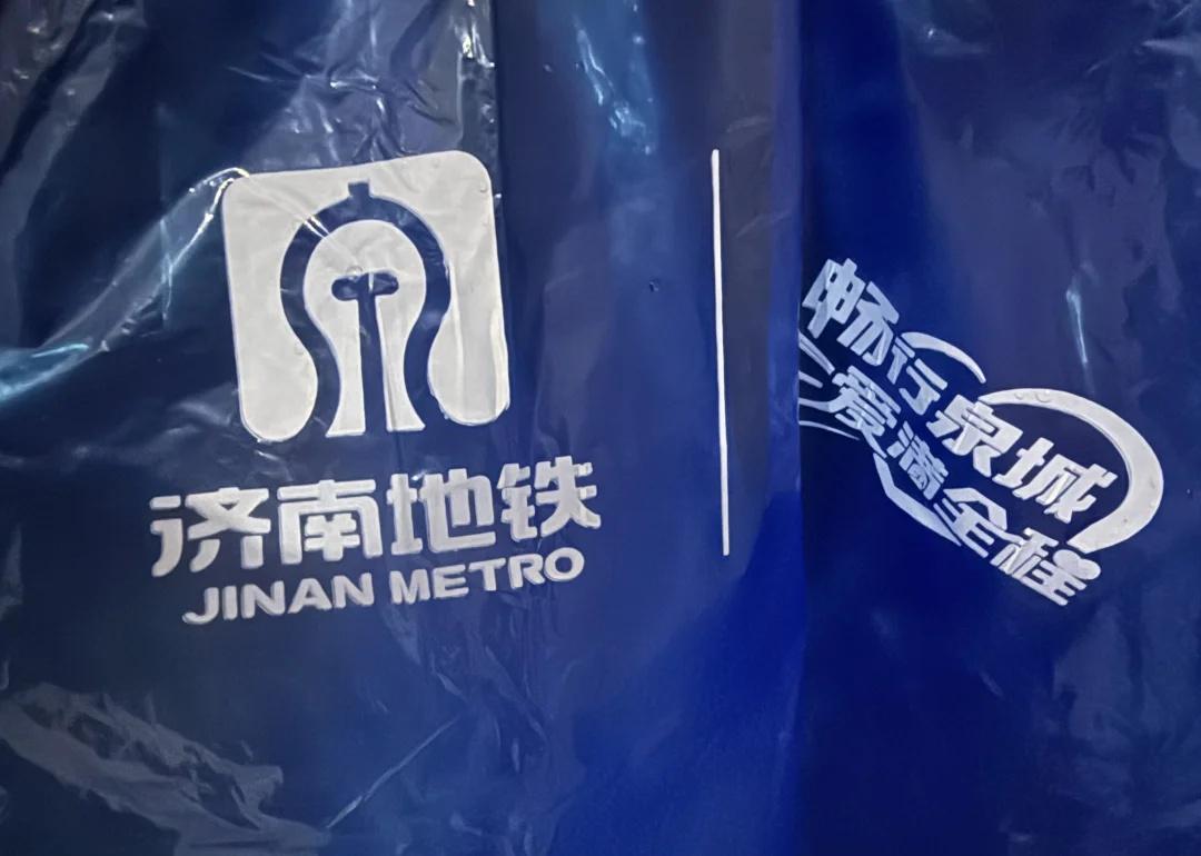 下雨了工作人员在地铁口发雨衣，太贴心啦，爱你老铁[飞吻][飞吻][飞吻]真的是畅