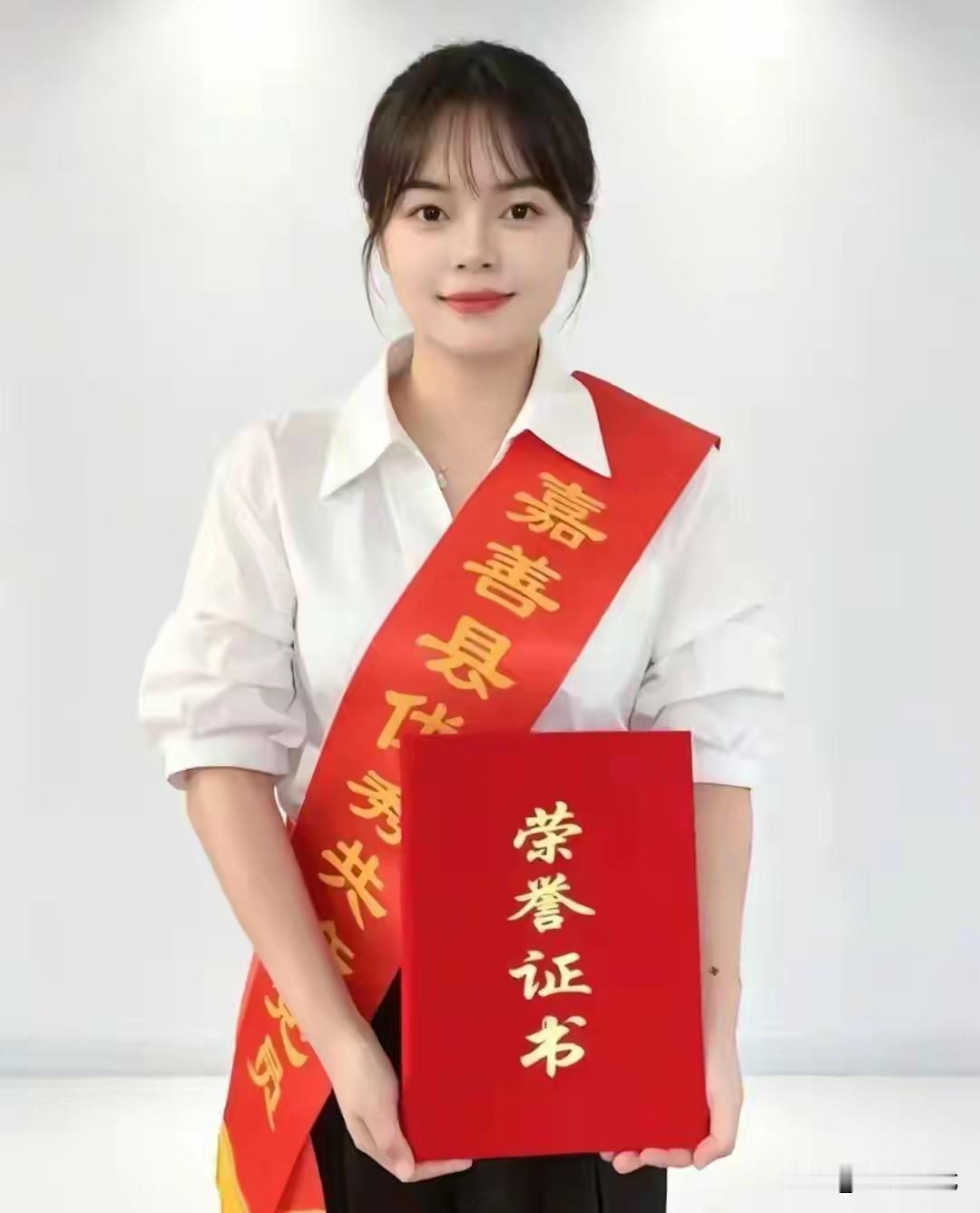这个神秘人找到了！怪不得699分韩雅萍每周都不花父母给的生活费，她妈妈的初中毕照