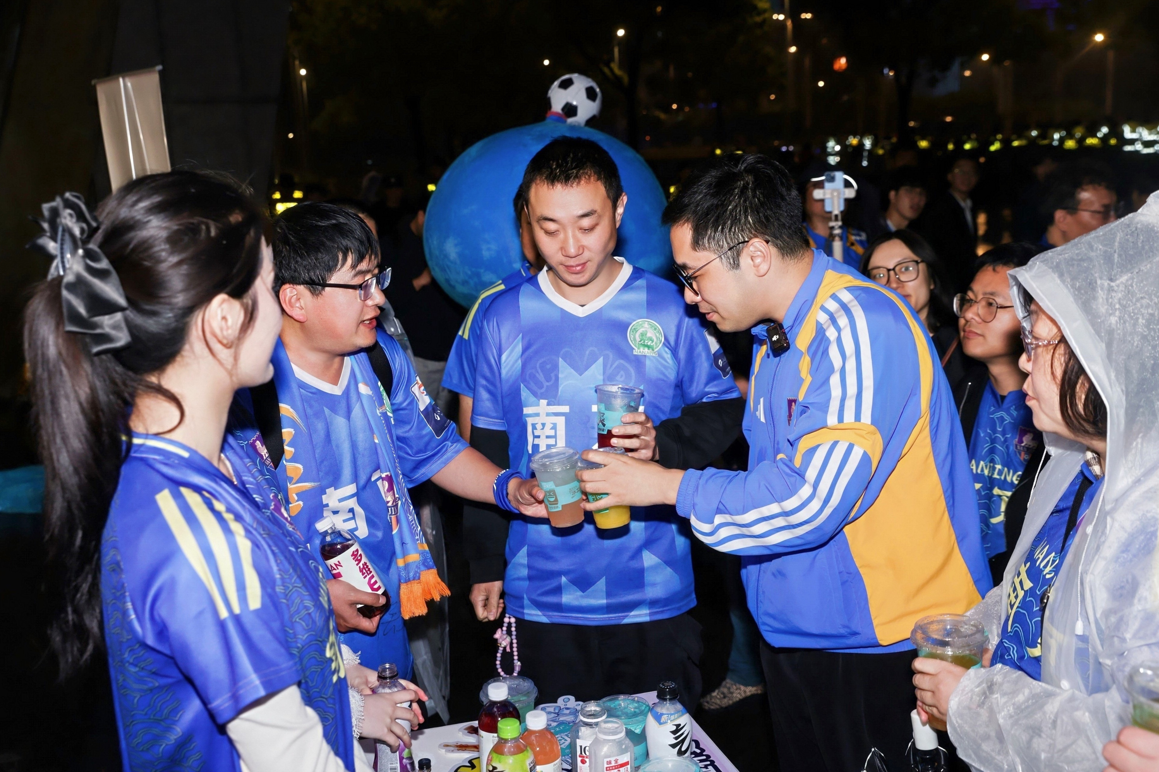 支付宝把便利店搞成球迷流水席 这就是传说中的“球迷流水席”吧！5月2日晚上“苏超