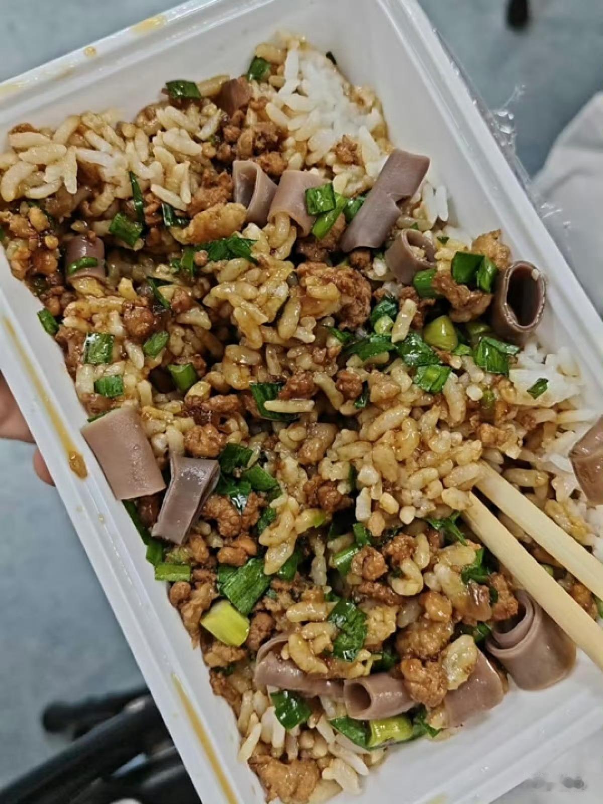 你老公在青岛吃的海肠捞饭好吃 