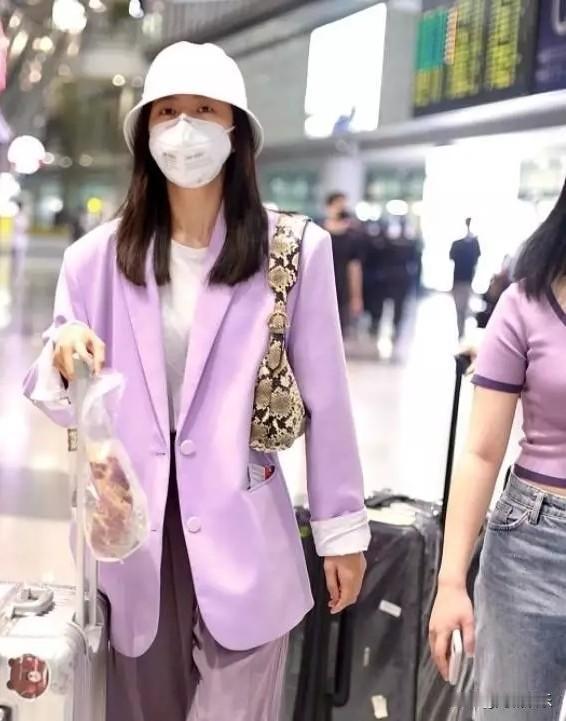 【周雨彤紫咖撞色杀疯了！网友：这姐的时尚外挂开太猛】
 
周雨彤这波机场造型直接