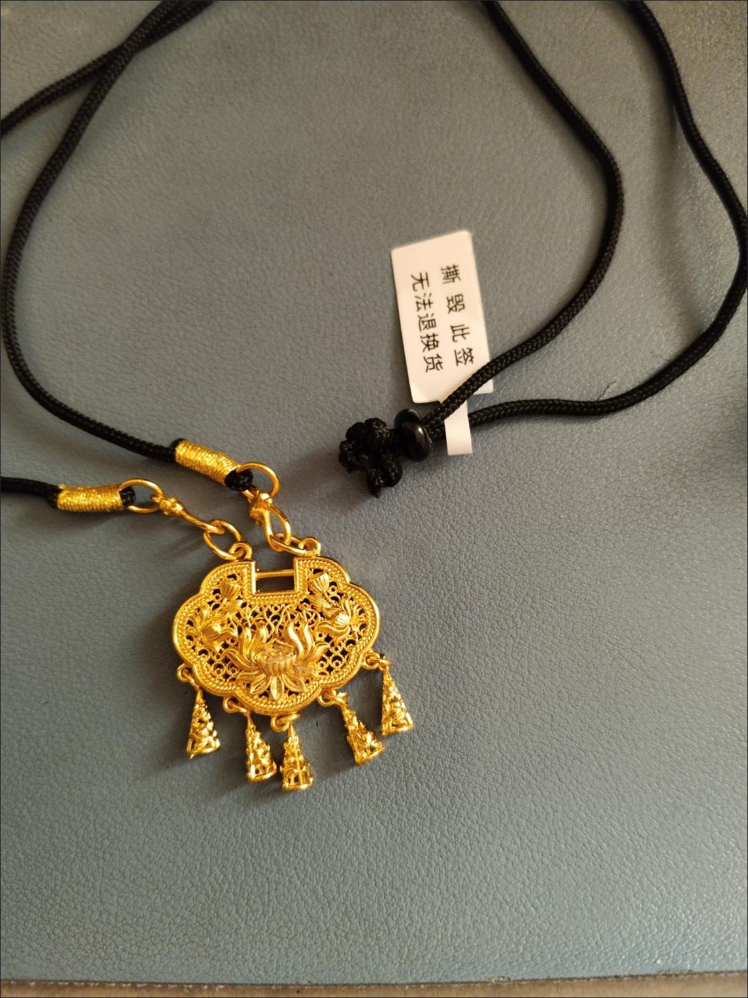 八岁的儿子放学后，很神秘的从书包里面掏出一个盒子递给我，妈妈，明天是你的生日，祝