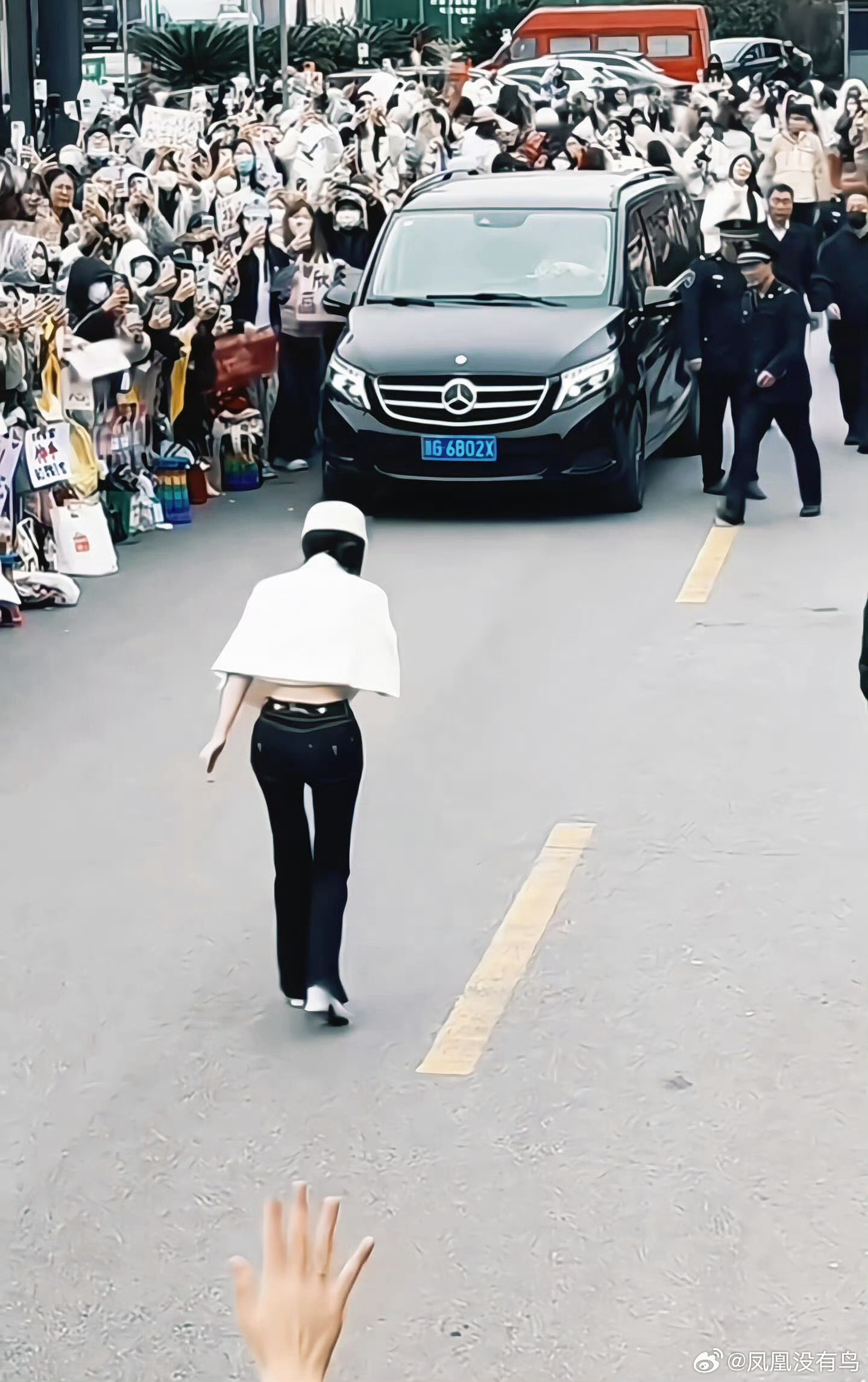 虞书欣给小石榴的骑士礼 双向奔赴的爱虞书欣云初令杀青上班路透