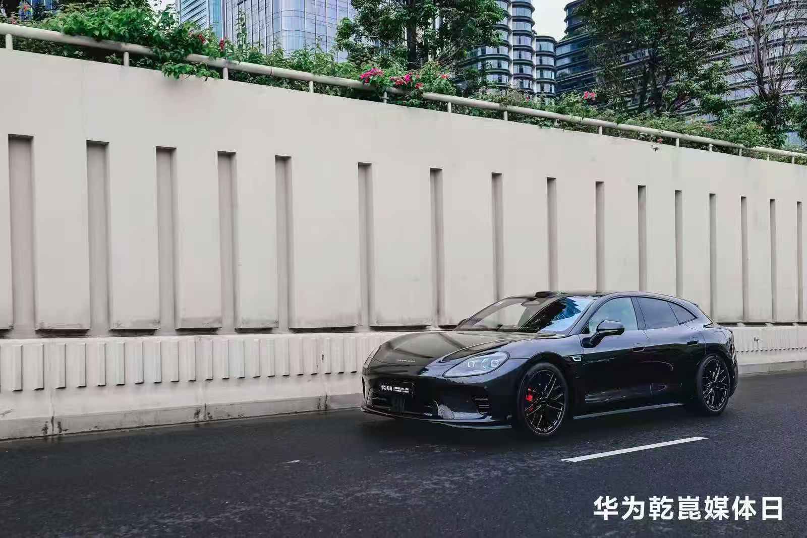 大多数人现在只敢在宽阔大路启用辅助驾驶，一碰到小路、路况复杂的路段，还是相信自己