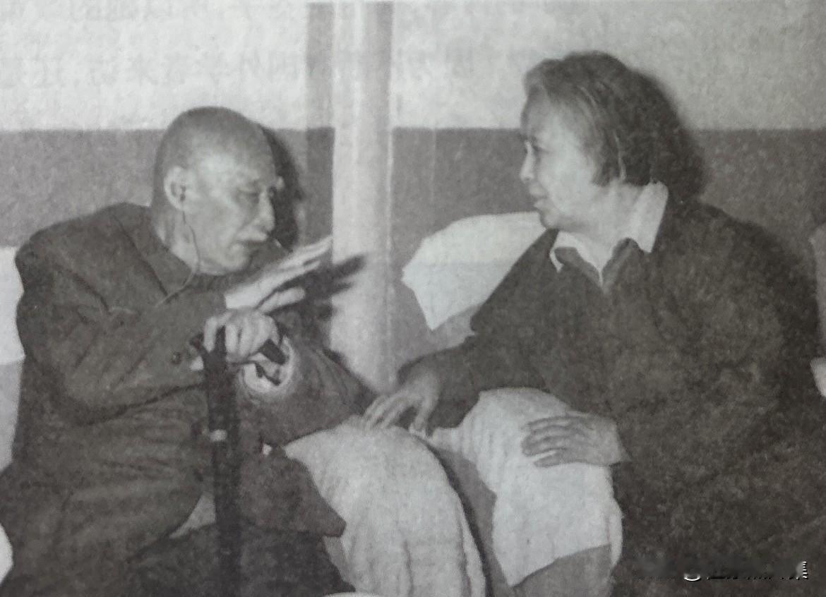 【老照片背后的故事135】
1979年5月26日下午，北京东四八条71号叶宅，7