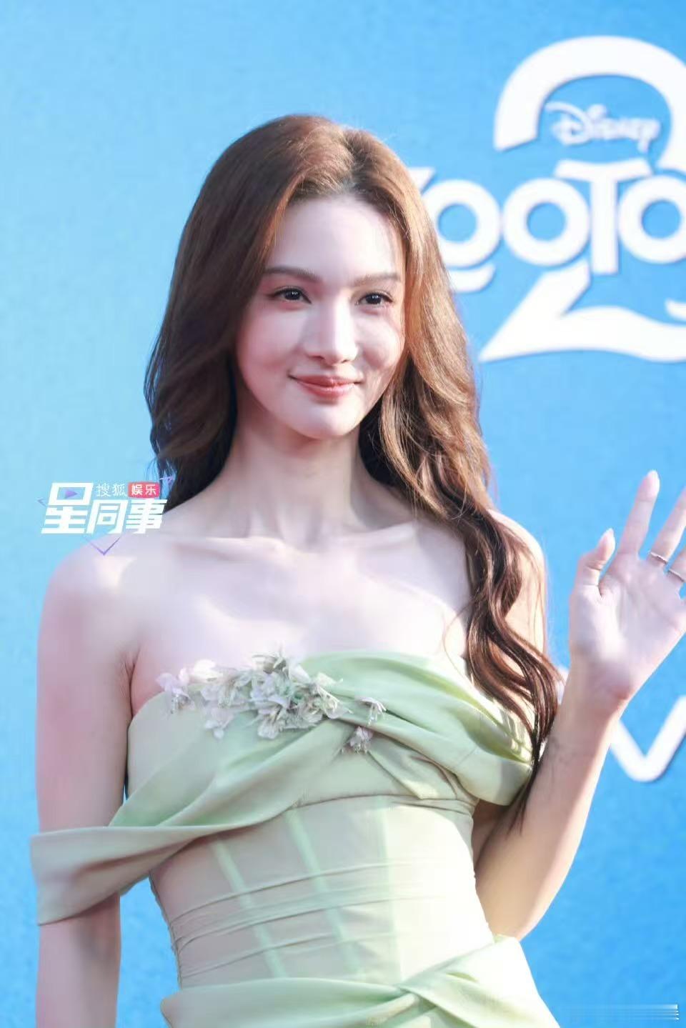 金晨浅绿色礼裙，不错，