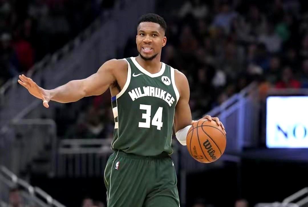 字母哥突然在个人媒介上，删除与雄鹿有关的大量信息，这不得不让人再次联想他是否打算