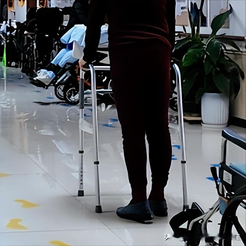 从轮椅到站立，脊髓损伤康复是有回报的！
 
第一次和李大哥见面是在5个月前，那时