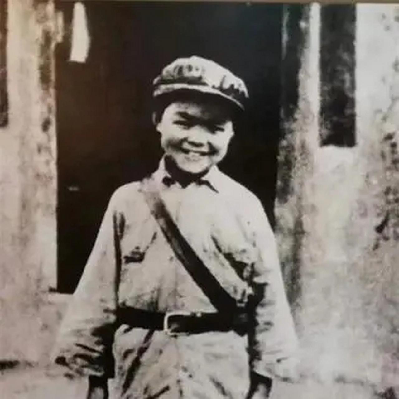 把时间拨回1936年10月，地点就在陕北保安县。

那儿出了档子怪事——几个站岗