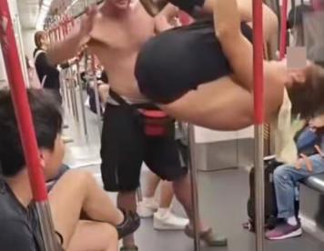 继外籍男子与女子在港铁内上演 “活春宫” 无人制止之后，一群赤裸上身外籍男子又在