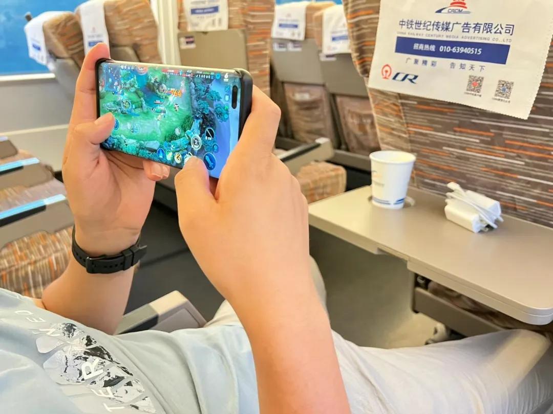 以前都说iPhone信号差，我倒觉得还好吧，但坐了躺高铁就崩溃了，隔壁小哥一直在