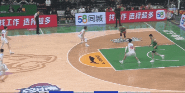 鄢手琪“纯卧底”，两个回合气坏杨鸣，暂停布置怒目圆睁训斥，接球一个摆脱进攻犯规，