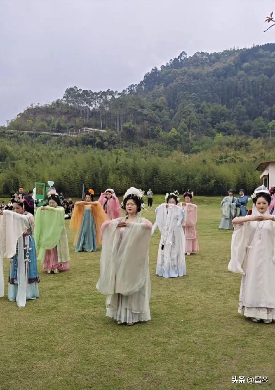 汉服花朝节，你见过吗？

路过临港竹文化公园时，被穿汉服的小姐姐们给吸引住了，原