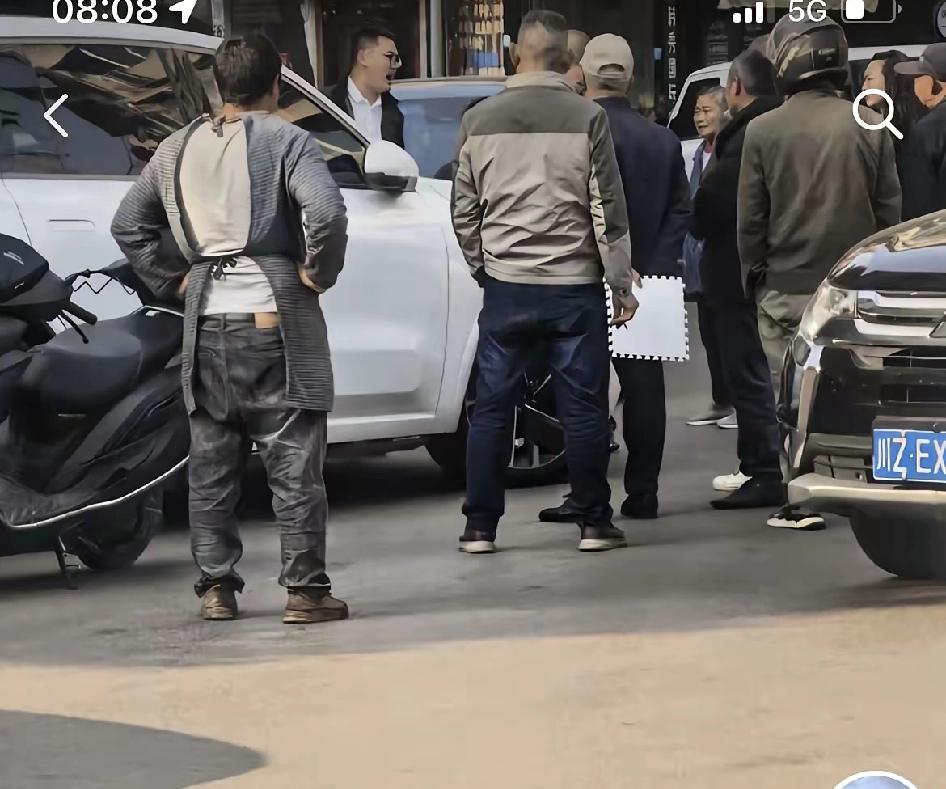 小二娃怎么了？？小二娃不知道具体是发生什么事了？开着白色车子和一位大伙子碰碰撞撞