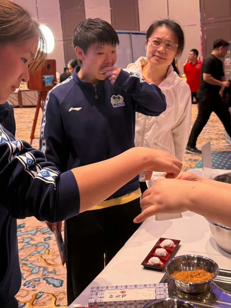 出发！孙颖莎机场路透状态拉满！元气满满出征伦敦世乒赛，向着冠军全力冲鸭！正文：出