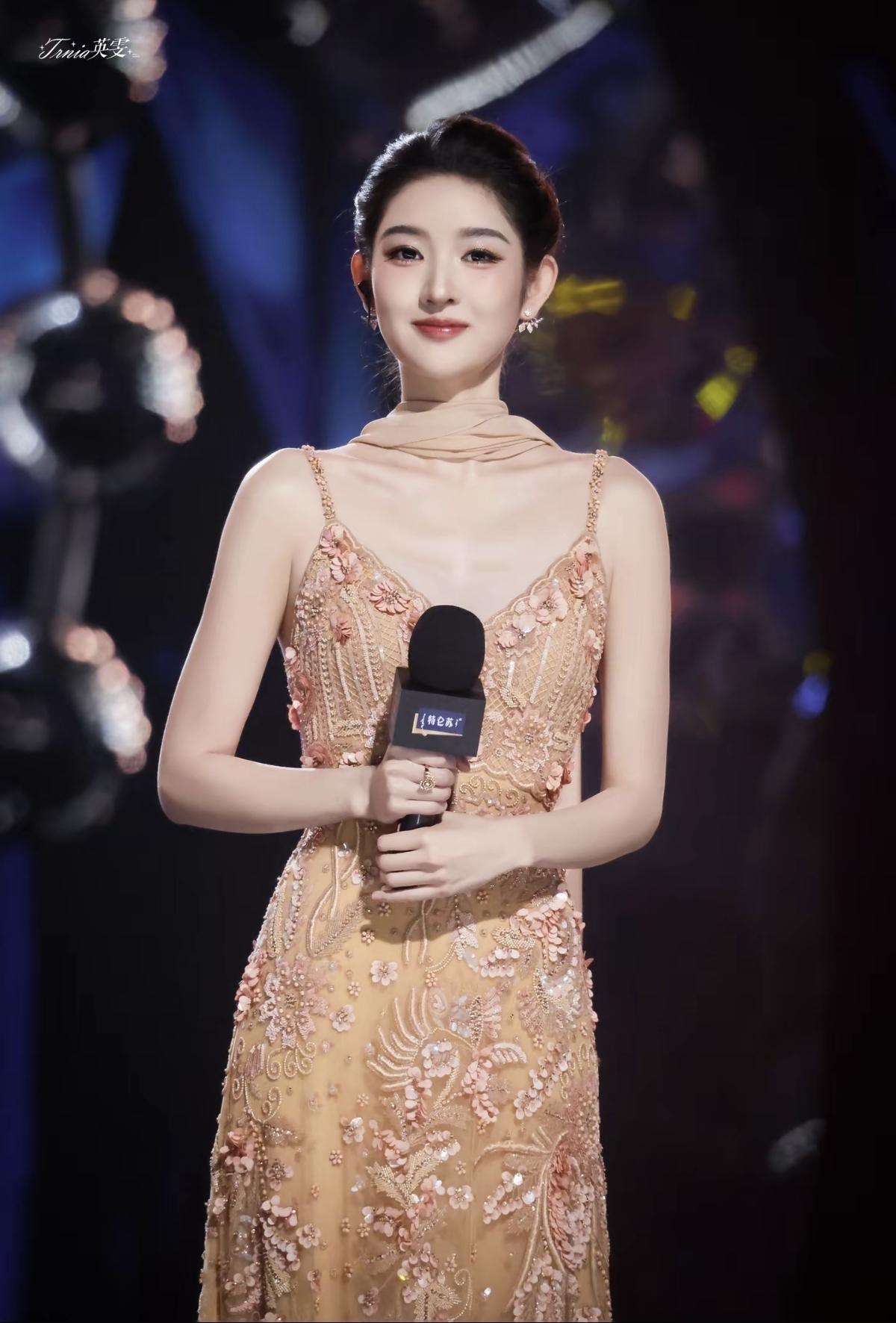  极致的金，遇上极致的美，王玉雯把优雅和高级都穿在了身上[比心]简约的金色，被她