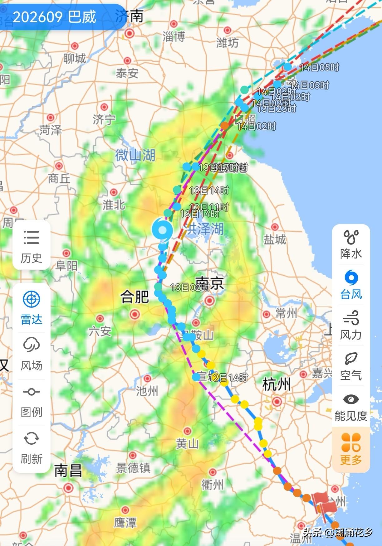 天空的沉沉厚云压得上空灰蒙蒙的，乱云飞度，外面飘着细碎小雨，耳边吹着一缕轻轻微风