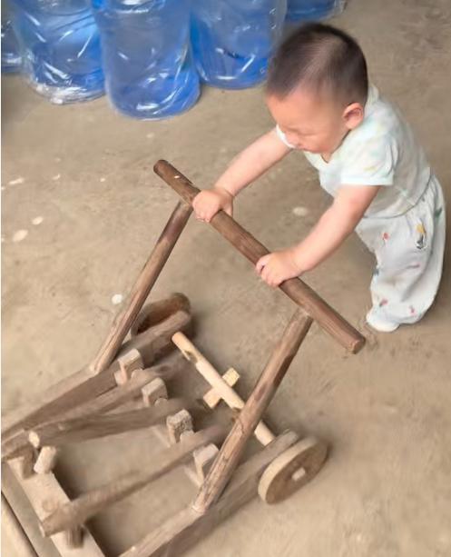 江西上饶的李女士，最近给宝宝准备学步车，用的竟然是丈夫20多年前的"同款"。这辆