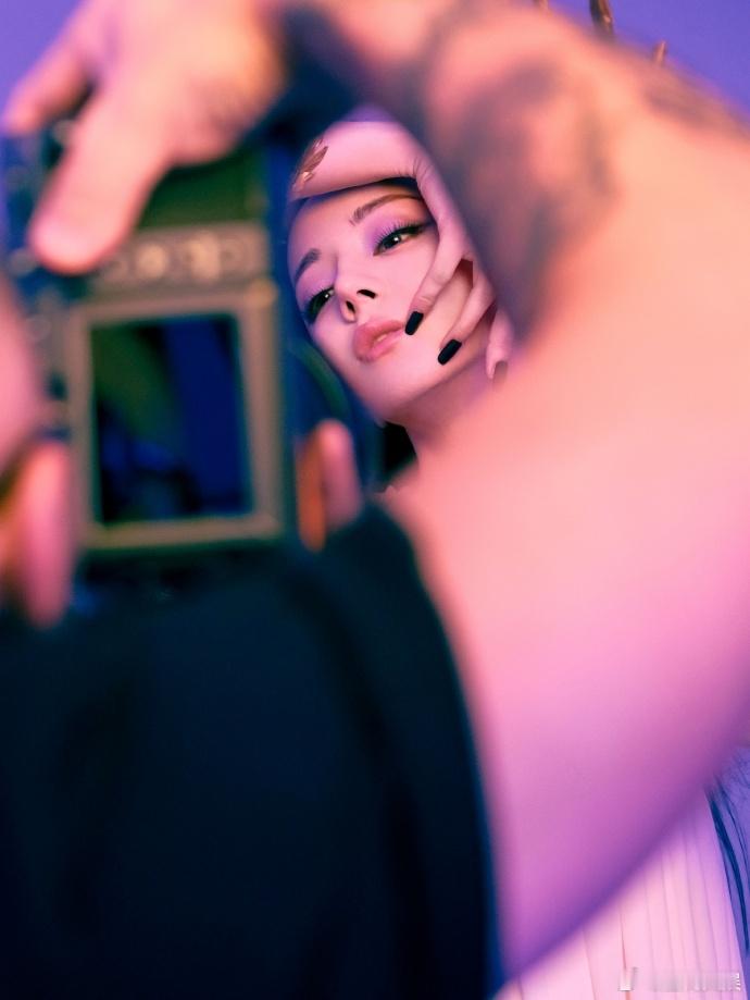 迪丽热巴静态VS动态  迪丽热巴静态VS动态的状态都太美了，黑色蝴蝶粉色花朵两种