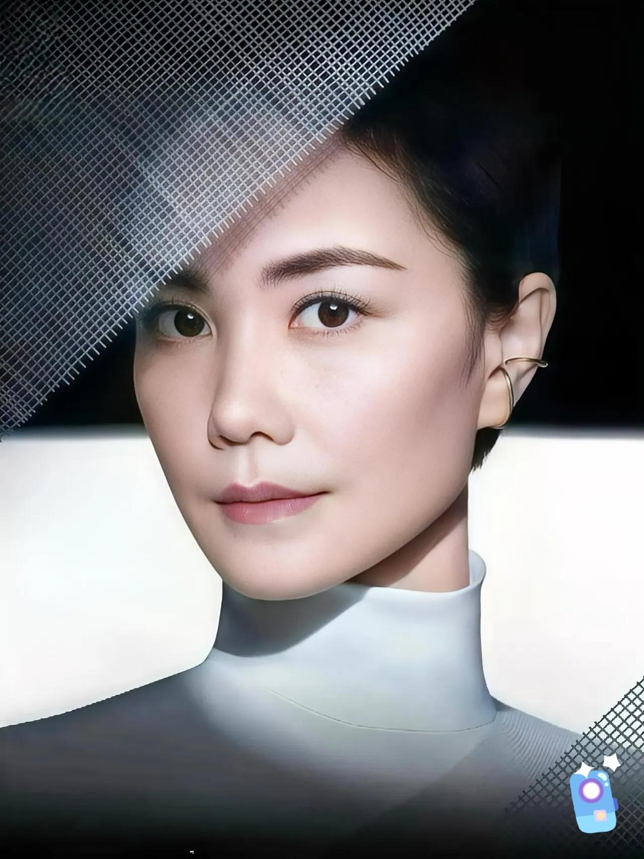 总感觉王菲不对劲，
明明都是56岁的人了，
结过婚，生过娃，但是皮肤松弛，长皱纹