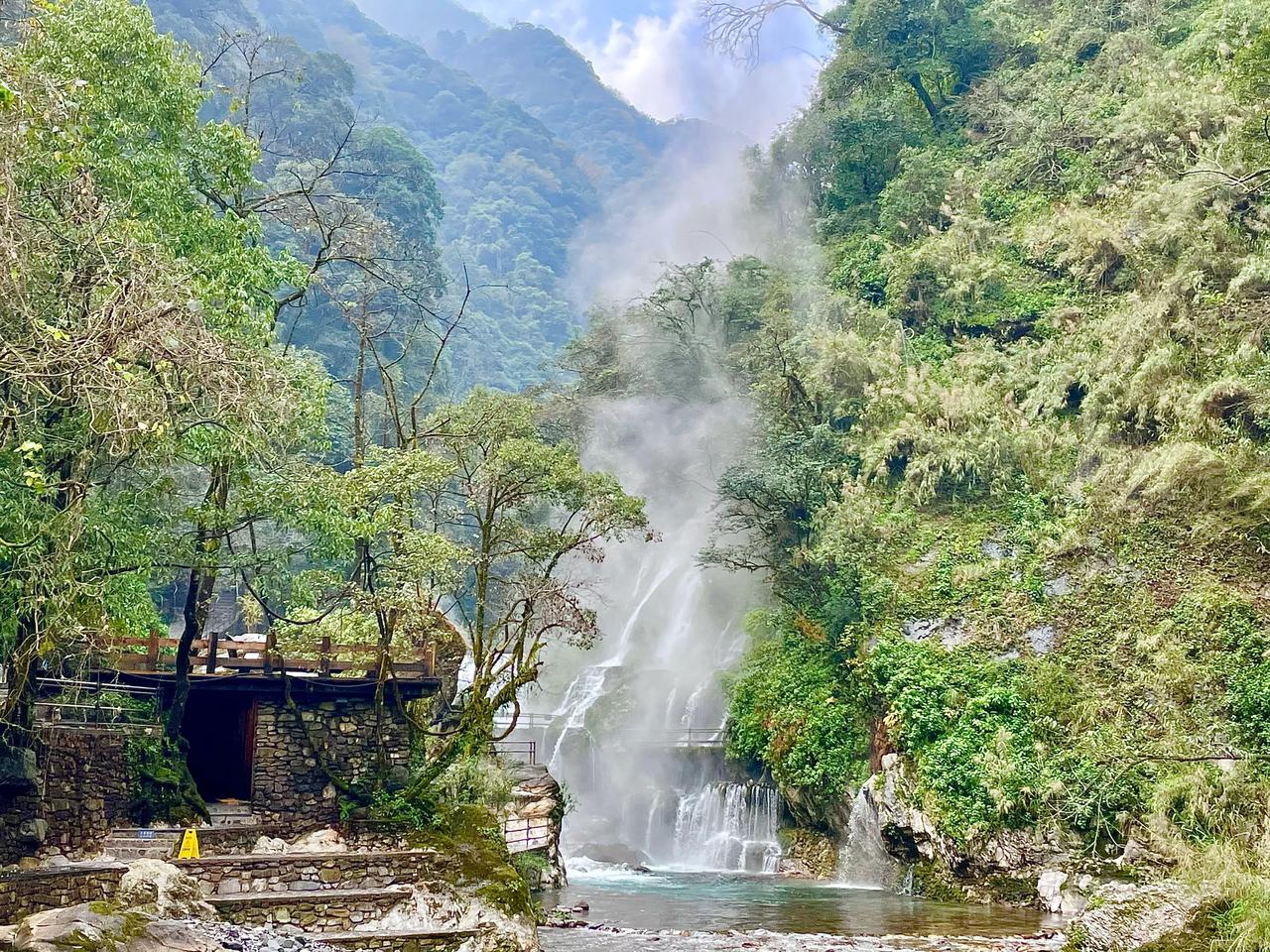 世界上最大的天然温泉瀑布
位于凉山州普格县螺髻山
就是这个天来稍微有些凉
但在瀑