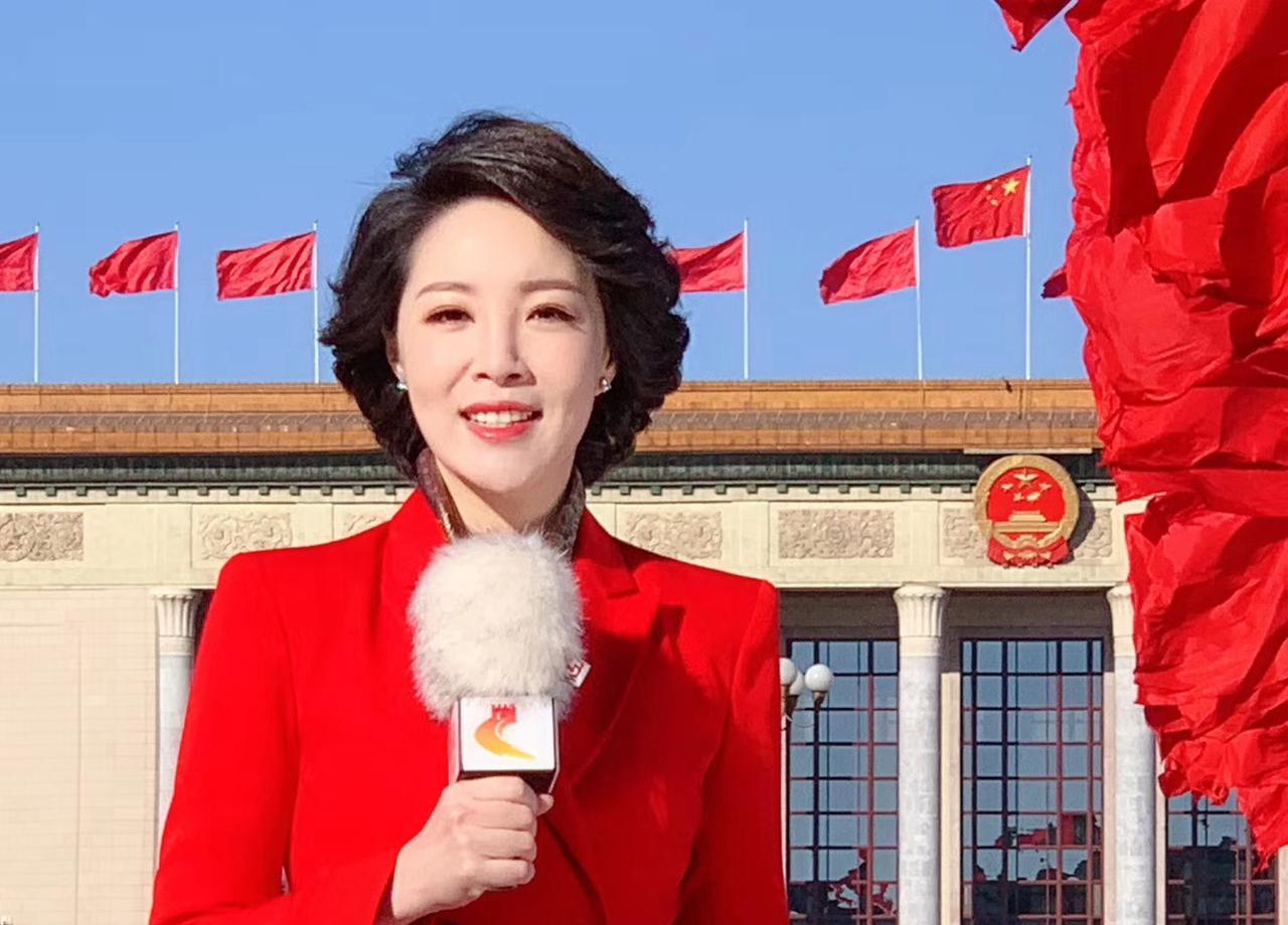 锁骨以上，是新闻联播的庄重。
但你先看她的锁骨。
金声奖。
播音主持的官方天花板