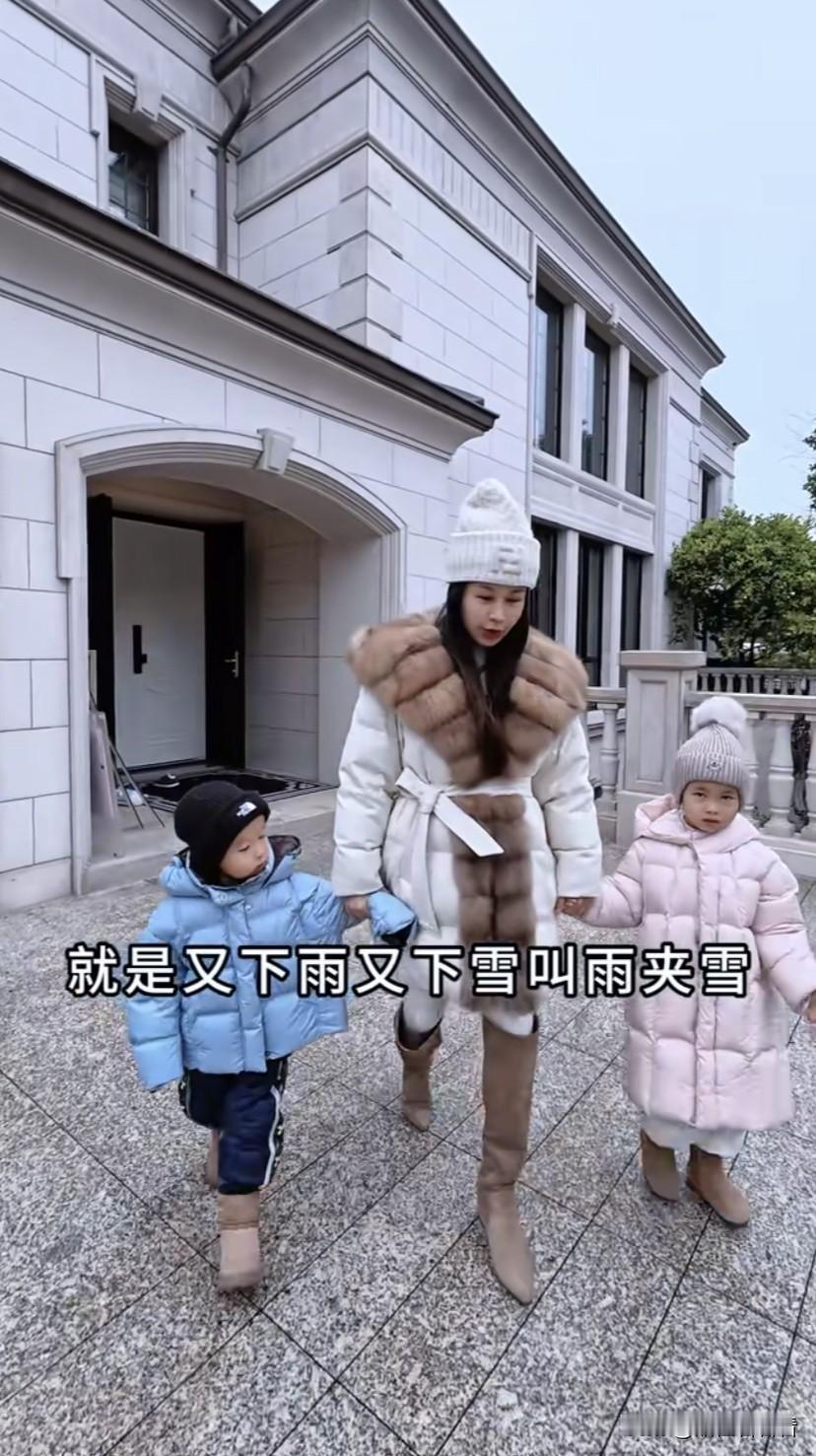 宋玉希女儿过五岁生日，奶奶送35克金锁，爸爸亲自下厨烤肉给女儿吃，宋玉希挺着大肚