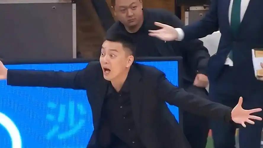 如果杨鸣证明自己是功勋教练，那就选择一个球队去证明自己，证明自己不是踩着别人的肩