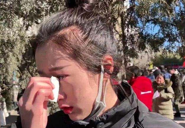 一名年轻女子与认识多年的外国男网友见面后，第二天醒来却发现身体出现异常。她的手臂