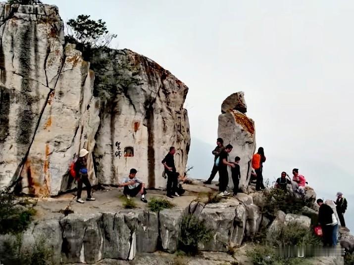 石人火出圈了，就在月窟山，富平曹村镇西头村委会石人村小组北靠的山顶，这里有风景更