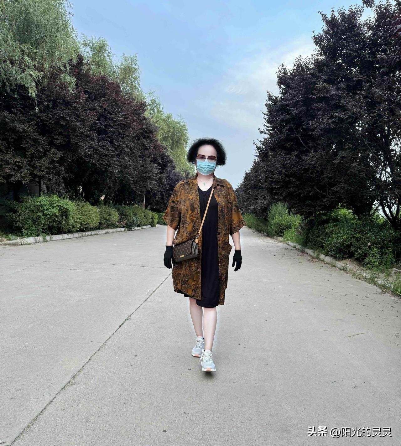 人这一生，真正永远属于自己的，只有两样：
身体
脑子里的认知、经历与记忆。

先