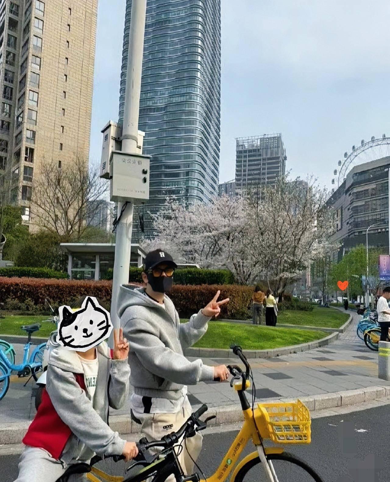 黄晓明带儿子骑车踏青，本来想晒晒有多温馨多有父爱，结果直接冲上热搜挨了骂。

原