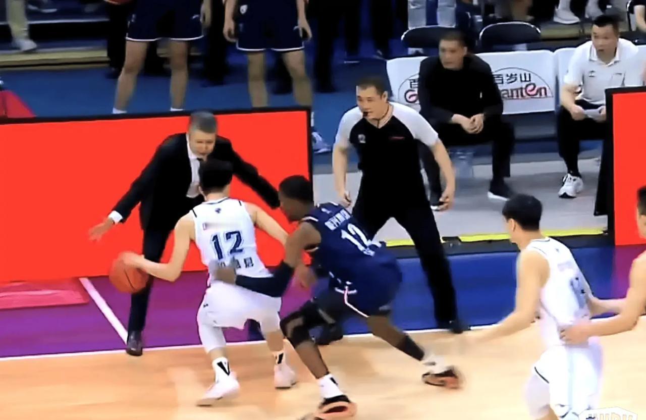 郭士强老毛病又犯了！

郭老叔执教风格遭人诟病，每次都冲进球场内对对手进行包夹围