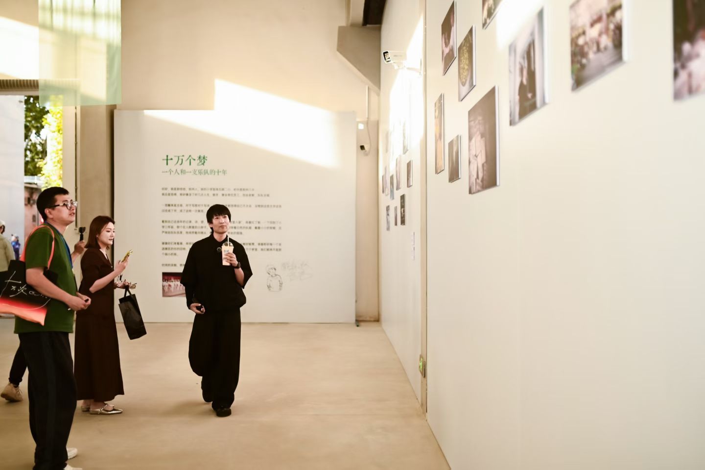 鹿先森乐队倍倍个人影像展鹿先森乐队一本《十万》，写下十年的文字；一场《十万个梦》