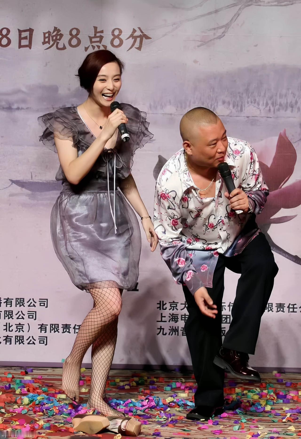 郭德纲与范冰冰旧照，郭德纲往台上一站，张口就是说相声，不是圈内人，捧哏都接不上话